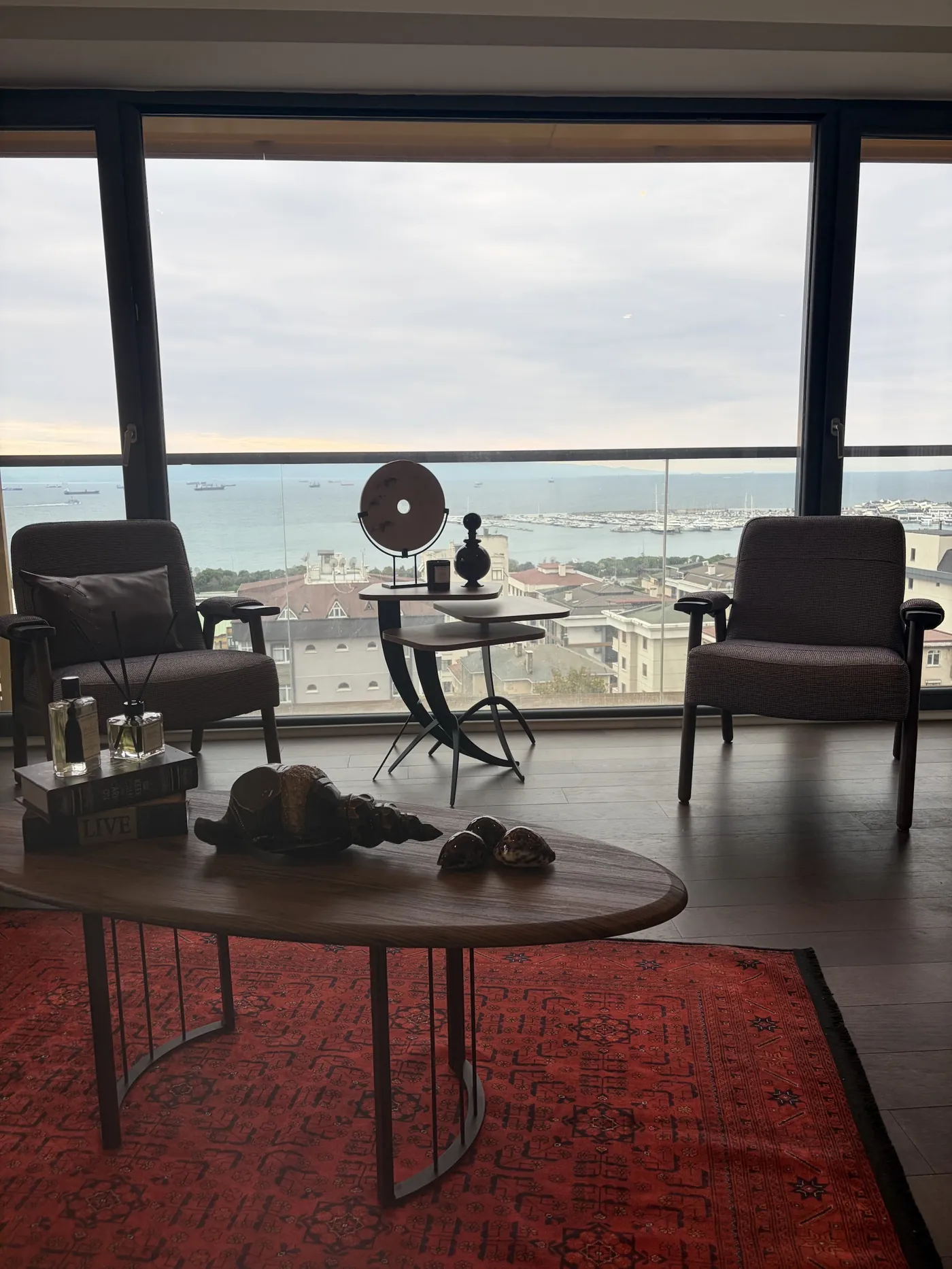 Deniz manzaralı bekleme salonu