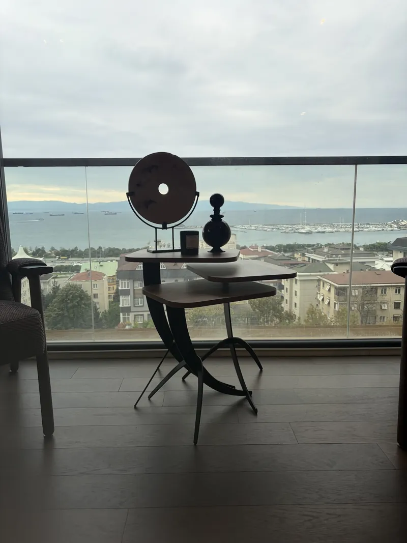 Pencereden deniz manzarası